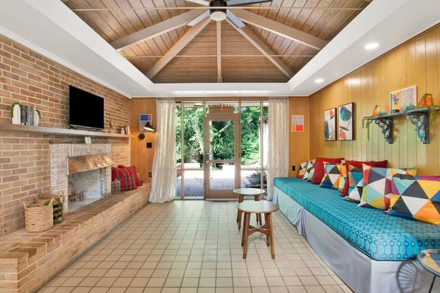 Midcentury Modern -Hot Tub - Retro Retreat