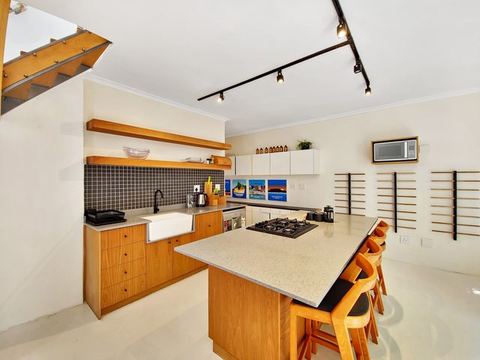 Historic home,light and airy,parking and courtyard