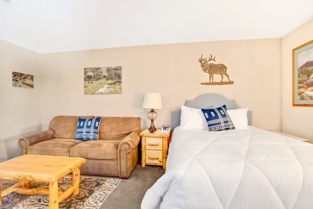 Heart of Breck Studio - Hot tub, Pool & Parking!