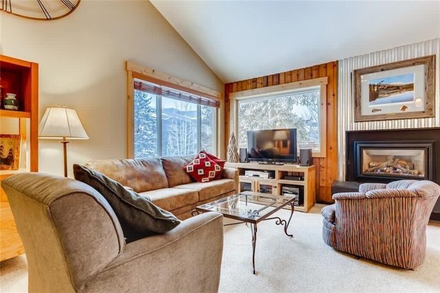 Timbernest Condo - 2 BDR Walk to Downtown & Lift!