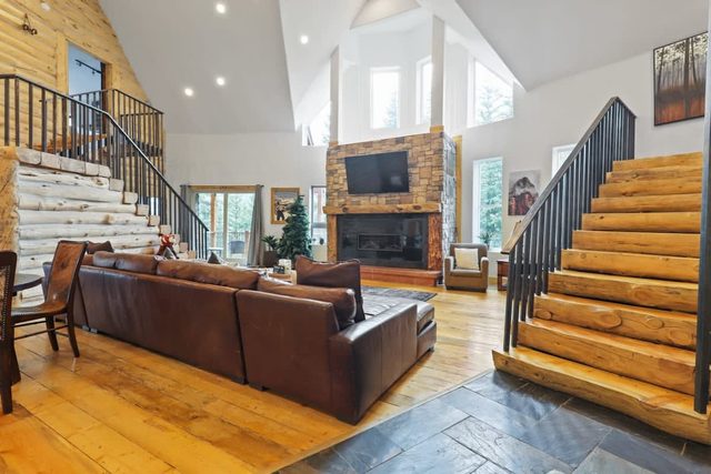 Spacious 7BR Lodge with Mountain Views!