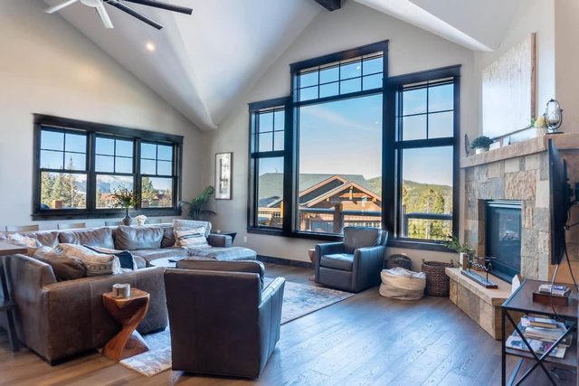 Luxurious 4BR w/ Hot Tub & Stunning Mountain Views