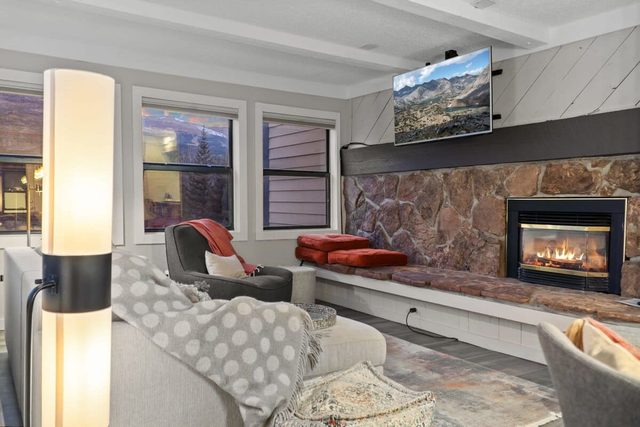 Chic 2BDR Downtown Condo; Walk Everywhere!