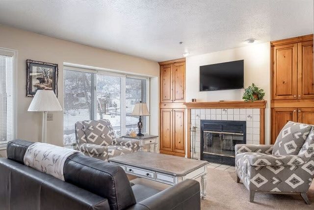 Charming 2 BDR Getaway w/ Views & Private Hot Tub!