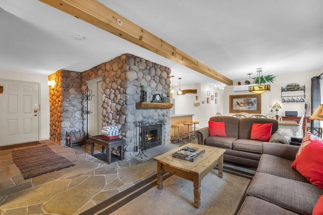 2 BDR Condo w/ Lots of Charm; Free Parking!
