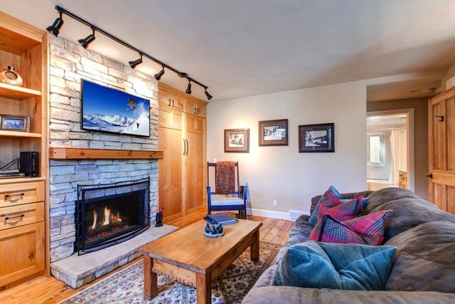 Quaint 2BR Retreat Heart of Town Steps from Lift