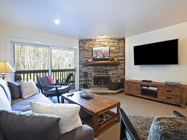 Ski-in/out 2BDR Condo w/ Shared Hot Tub and Views!