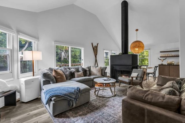 Bright Downtown 2BR-Walk to Ski Lift!