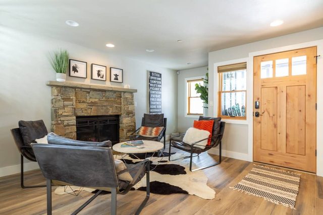 4BDR Downtown Home- Hot Tub & Walk to Chairlifts!