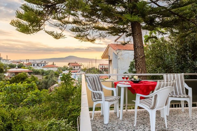 Seaside Family Haven - Avia's Spacious Getaway