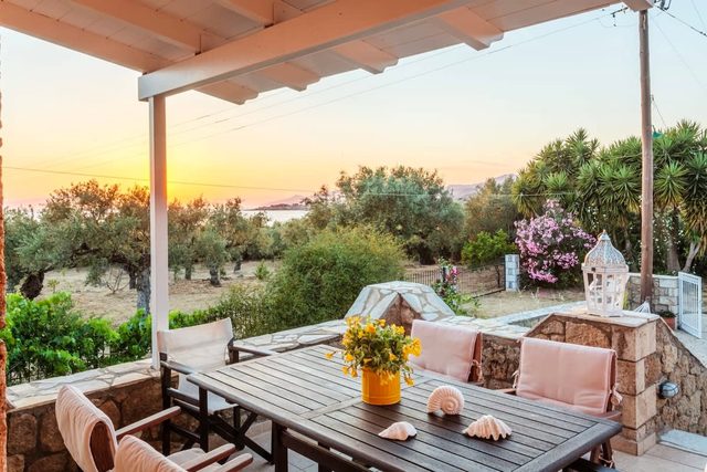 Mani's Aura Seaside-Spacious Summer Retreat