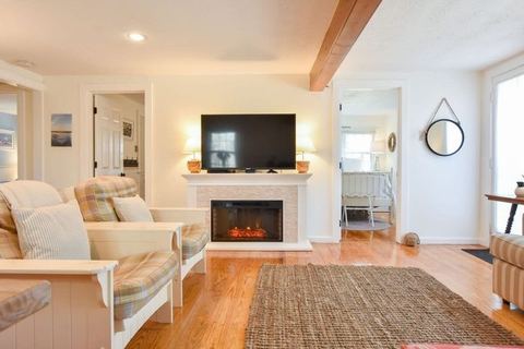 Lovely Home Minutes from Beach in Chatham!