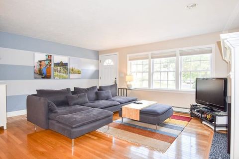Fully Renovated Walk to Scargo Lake!