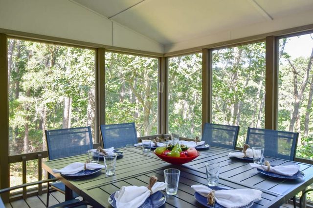 4 Mins to Wellfleet Village, Screened sunroom!