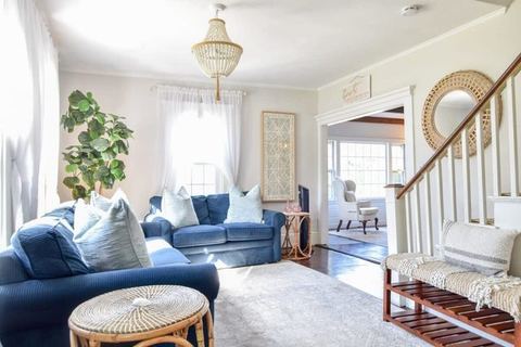 Antique Dennis getaway with firepit & EV charger, Dog friendly!