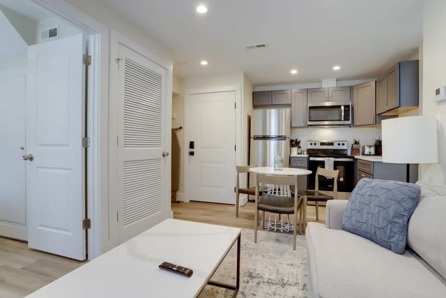 Sojourn on 9th 2BR near Convention Center & Metro