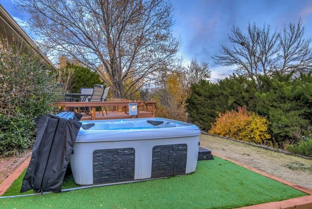 4BD Cheyenne Mountain House with Hot Tub and Grill