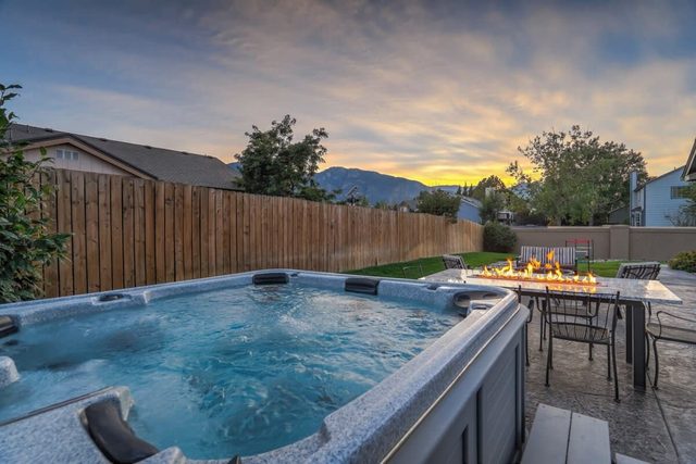 Mountainside View Firepit & Hot Tub near Broadmoor