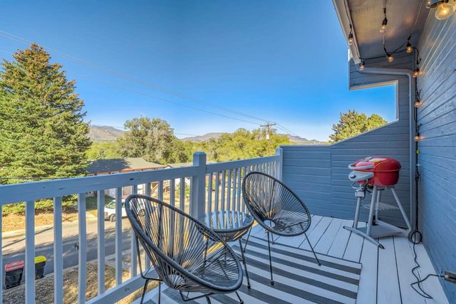 2BR duplex w balcony grill near Garden of the Gods