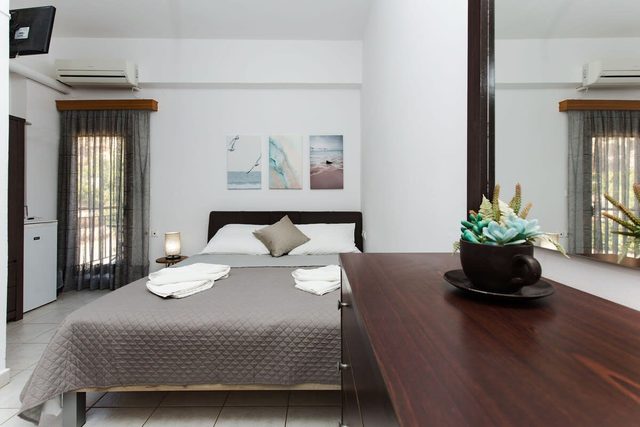 En Plo Seafront Rooms | Falassarna Mountain View 1