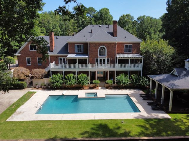 Luxury Saltwater Pool and Hot Tub - Large Family - Sleeps 14 — Douglasville, GA