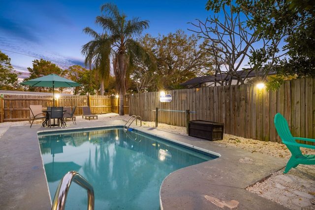 3 miles to Honeymoon Island~ Firepit & Pool