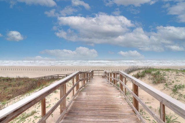 Sea Escape-Boardwalk Access~Large Community Pool!