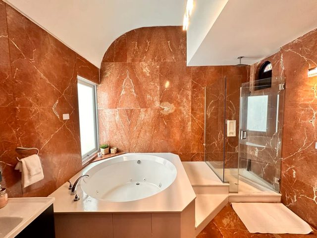 BEAR- Remodeled 2BD walking distance to beach CV7