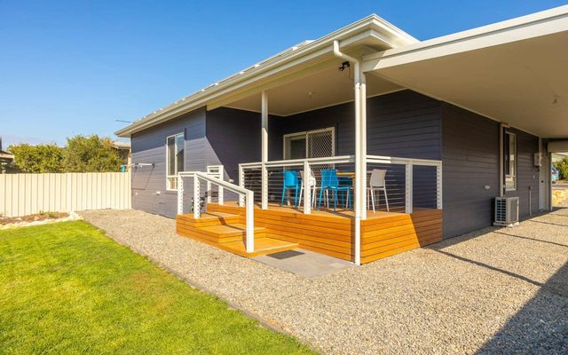 Bryant Blue – 10 Bryant Crescent, Goolwa Beach Light-Filled Family Beach House | Walk to Goolwa Beach | Sleeps 10 | Pets Negotiable