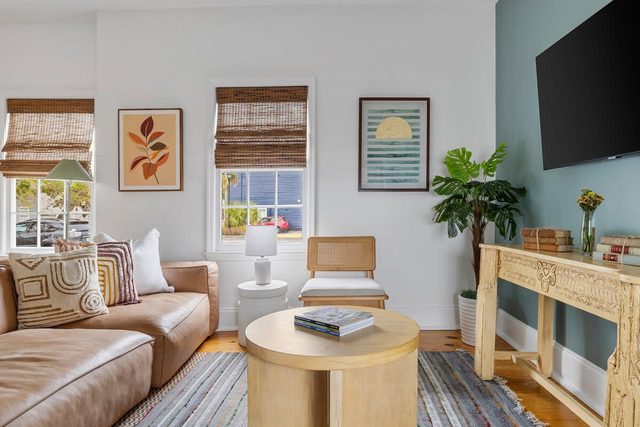 Downtown Charleston Charm: 2 Bed/1 Bath