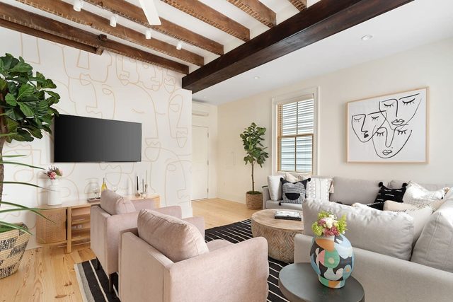 Charming 5 Bedroom House - 1 Block to King Street