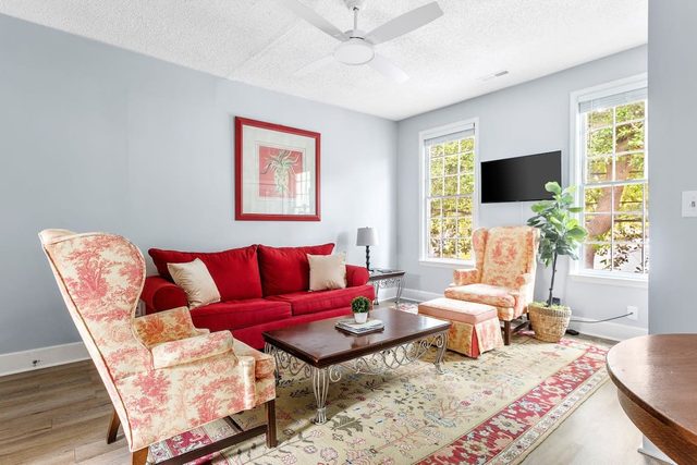 Cozy and Convenient 2BR - Steps Away From King St!