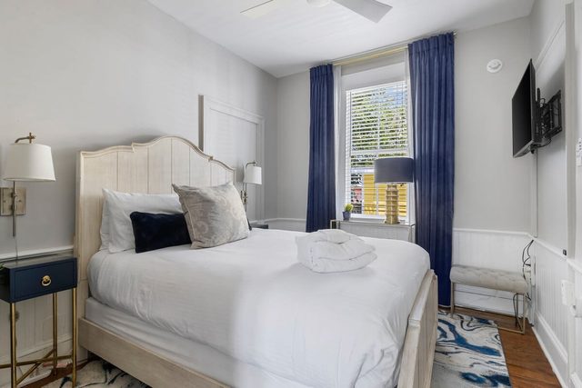 Steps to King Street - Historic 1 Bedroom