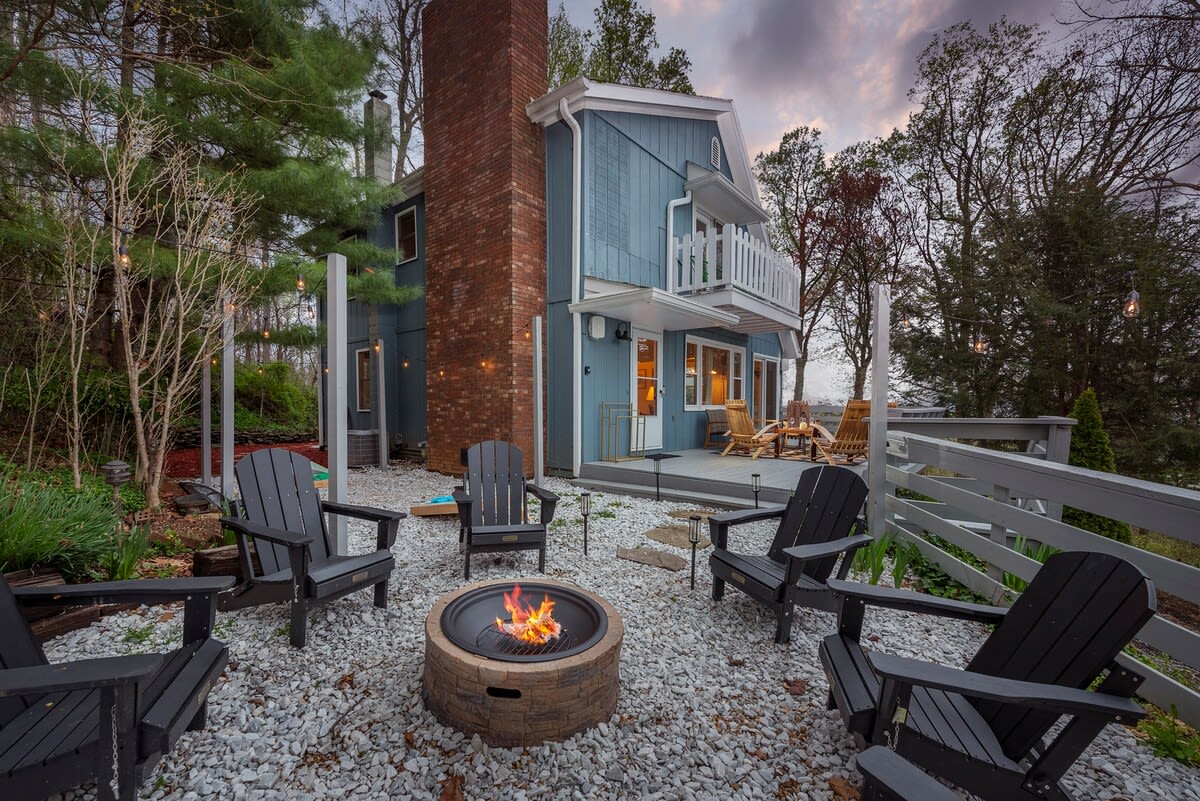 25 Min to Asheville ~ Game Room, Fire Pit, Hot Tub