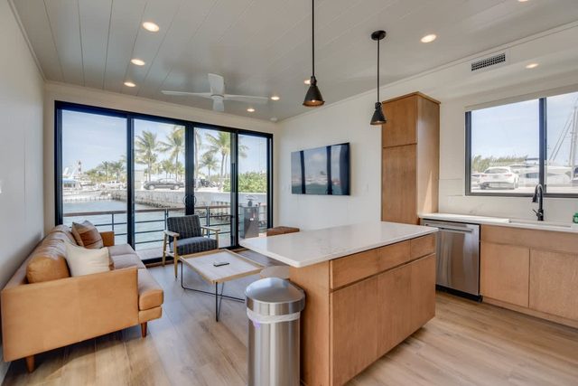 Waterfront & Heated Pool - Away Awai Floating Villa