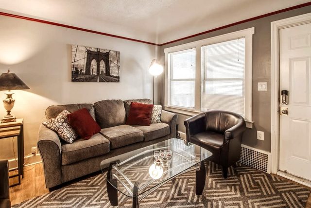 AutoManiac spot in the heart of Pontiac/3 beds 2 baths