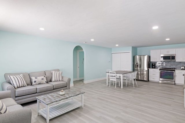 Bonita Bungalow 1 - Pet-friendly Paradise, Close to Barefoot Beach
