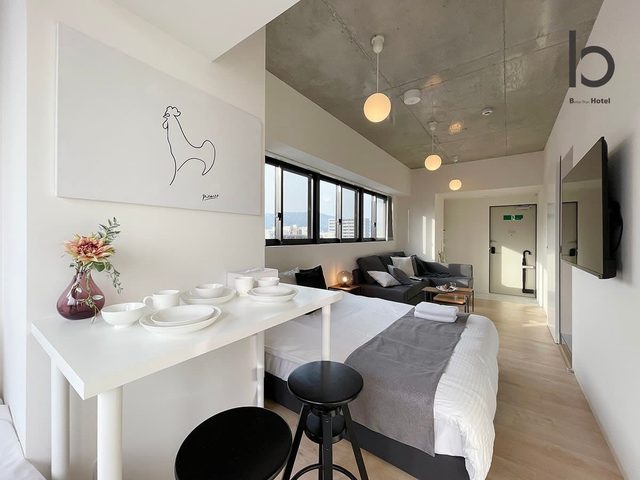 b hotel Neko Yard | Sleek & Bright Urban Studio