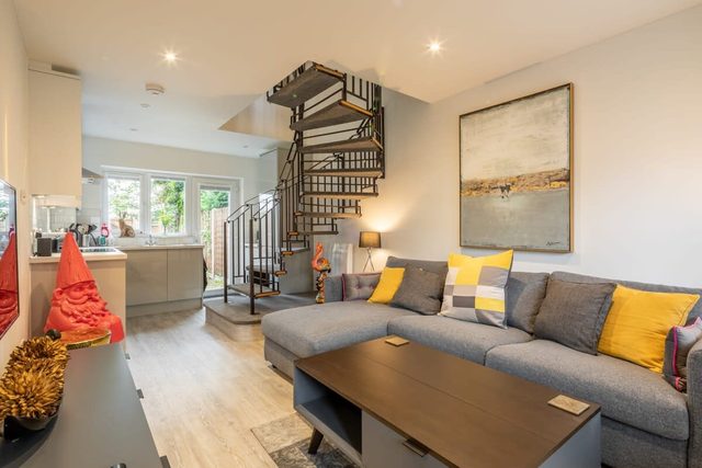 Garden Flat - 2 Mins To Station - Free Parking
