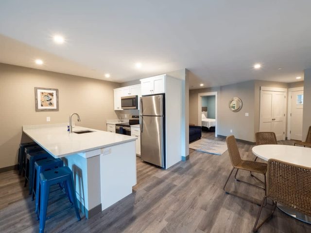 Long Beach Suites: Book Your Next Getaway Today! — Gloucester, MA