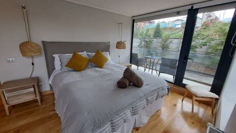 HOM 1-bed on the lakefront · Heated pool, parking