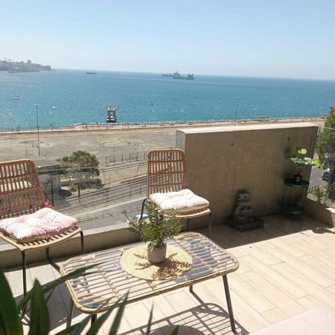 HOM 4-guest flat with terrace over the bay