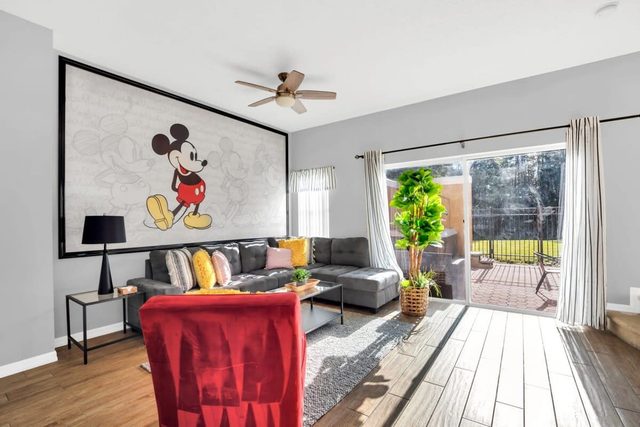 Themed rooms, Near Disney