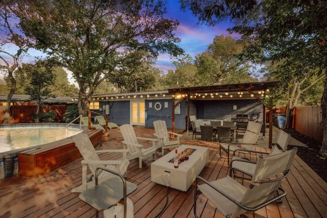 Vibrant House w Great Backyard, Pool and Jacuzzi
