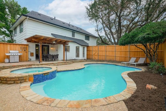 Perfect Getaway Home w 5 Bedrooms & Backyard Oasis
