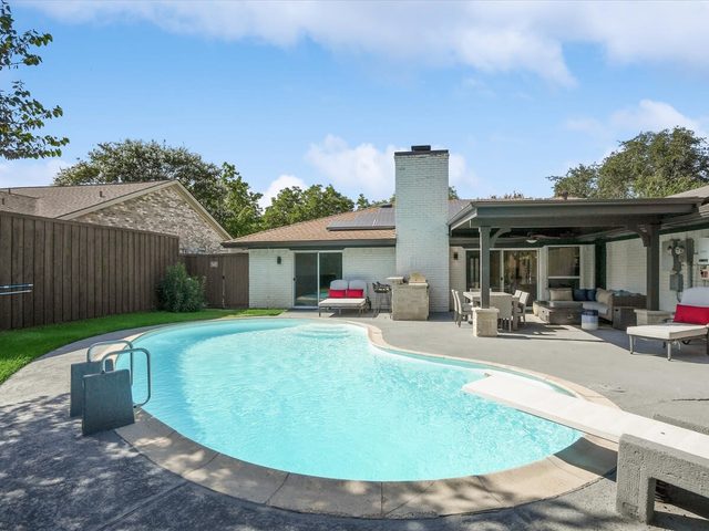 Modern Luxury Home, Pool Oasis & Backyard Retreat