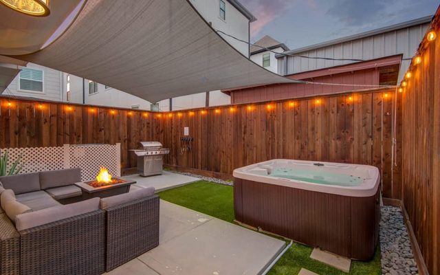 Houston Central Location - Stylish with Jacuzzi
