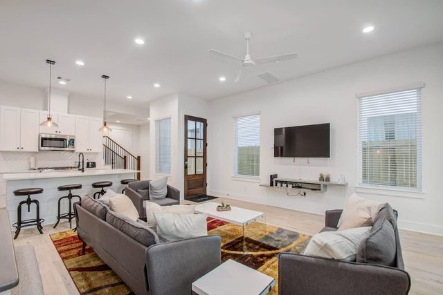 Modern Farmhouse, Mins Restaurants & Attractions