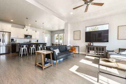 #StayinMyDistrict Modern & Stylish Meridian Home