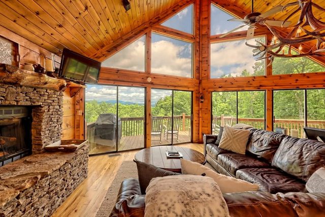 Hot Tub, 3 Fireplaces, Mountain Views, Game Room
